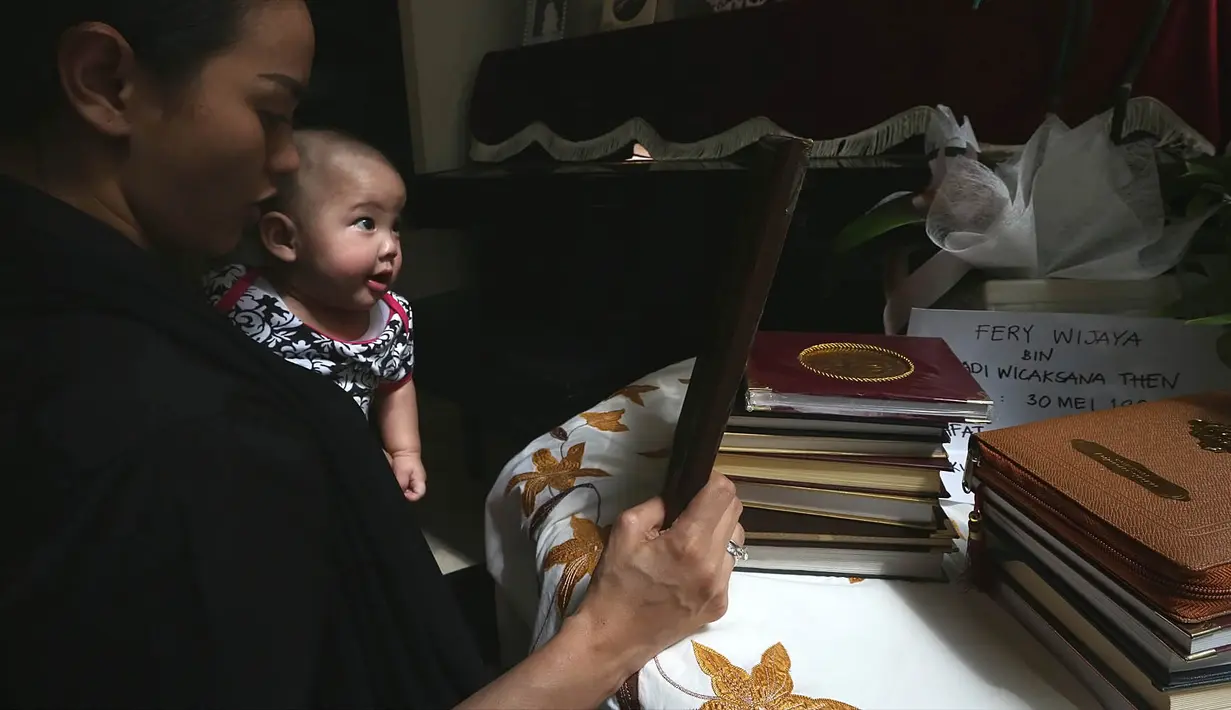 Bintang film Kisah 3 Titik tak kuasa lagi menahan air matanya ketika mengingat kembali moment bahagia dengan suaminya Fery Wijaya. Meski baru dua tahun usia pernikahannya, ia mengaku banyak yang tak terlupakan. (Bambang E. Ros/Bintang.com)