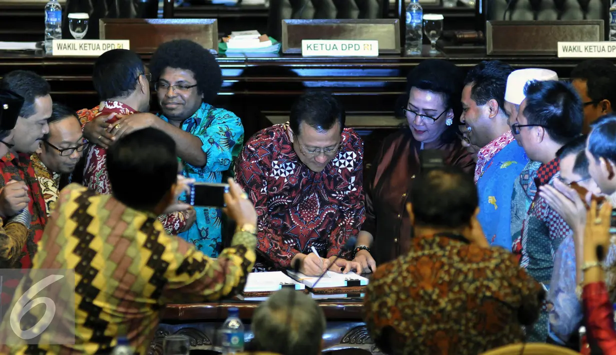 Ketua DPD RI Irman Gusman (kedua kiri) saat menandatangani Tata Tertib DPD RI sesuai dengan keputusan Sidang Paripurna tanggal 15 Januari 2016 saat Rapat Paripurna DPD di Kompleks Parlemen, Jakarta (29/4). (Liputan6.com/Johan Tallo)  