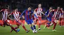 Kapten Barcelona, Lionel Messi (tengah) berusaha melewati hadangan para pemain Atletico Madrid pada leg kedua semifinal Copa del Rey semifinal di Camp Nou stadium, Barcelona (7/2/2017). Barcelona bermain imbang 1-1. (AP/Manu Fernandez)