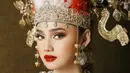 Dipulas MUA ternama Ryan Ogilvy, Syifa Hadju tampil bold dengan eyeshadow yang deep dan lipstik merah [@syifahadju]