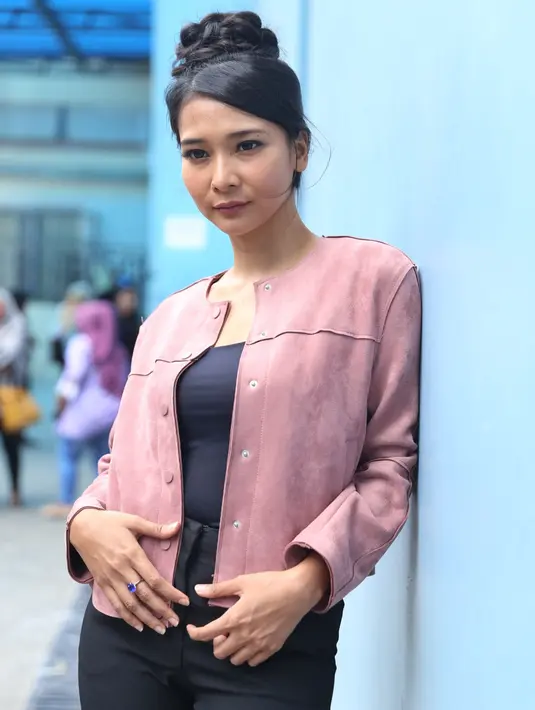 "Udah keluar, tapi masih bisa kerja bareng, nyanyi bareng," kata Dita alias Mey Chan di studio Trans TV, kawasan Mampang, Jakarta Selatan, Rabu (21/3/2018). (Nurwahyunan/Bintang.com)