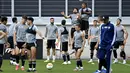 Pemain Wolverhampton Wanderers, Adama Traore (kanan) dan Ruben Neves melakukan sundulan saat sesi latihan di Duisburg, Jerman, Senin (10/8/2020). Wolverhampton Wanderers akan melawan Sevillla di perempat final Liga Europa. (AP Photo/Ina Fassbender)