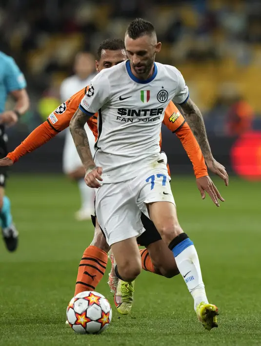 Gelandang Inter Milan, Marcelo Brozovic membawa bola dari kawalan pemain Shakhtar Donetsk, Alan Patrick pada pertandingan grup D Liga Champions di Stadion Olimpiyskiy di Kyiv, Ukraina, Selasa (28/9/2021). Hasil 0-0 ini tetap membuat Inter duduk di posisi ketiga Grup D dengan 1 poin. (AP Photo/Efrem