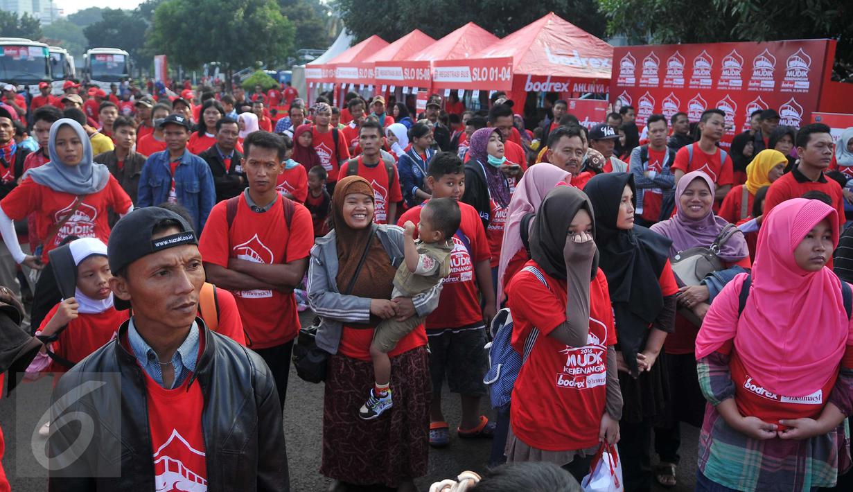 Warga menunggu keberangkatan mudik kemenangan Bodrex dan Neo Rheumacyl di Tenis Indoor Senayan, Jakarta, Kamis (30/6). Mudik gratis yang diikuti 2000 orang ini melibatkan 41 bus dengan berbagai tujuan kota di Pulau Jawa. (Liputan6.com/Gempur M Surya)