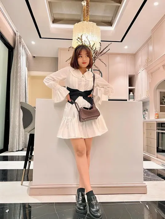 Berbeda dengan Fuji yang memberi impresi cute, feminine, dan girly saat mengenakan sepatu loafers Prada Chocolate brushed leather loafers.   [Foto: IG/@aaliyah.massaid/@fuji_an]