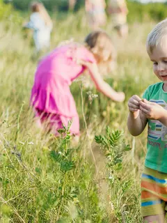 Mereka belajar bersyukur sekaligus menumbuhkan empati terhadap makhluk hidup dan lingkungan sekitar. (Foto: Vitolda Klein/Unsplash)