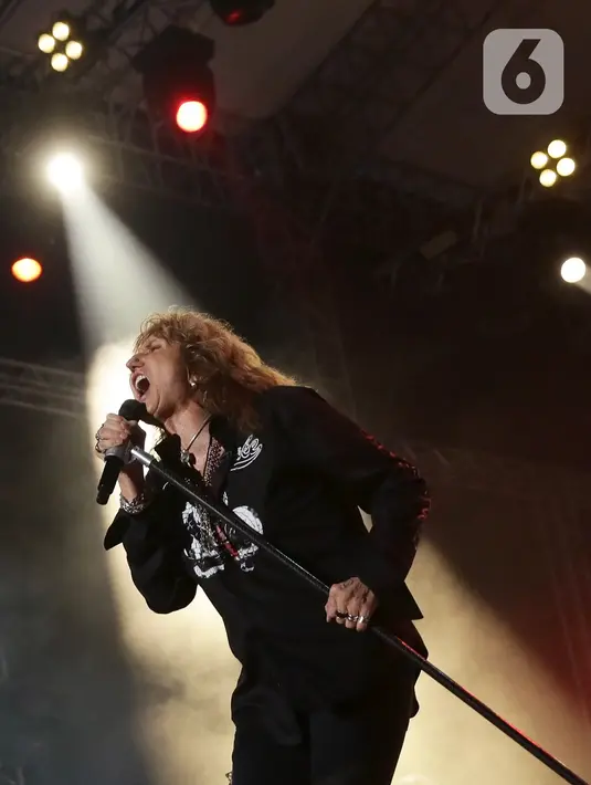 Grup band Whitesnake tampil di perhelatan JogjaROCKarta #4 di Stadion Kridosono,Yogyakarta, Minggu (1/3/2020). Whitesnake merupakan salah satu band penampil dalam JogjaROCKarta #4 selain band rock asal Jerman Scorpions. (Fimela.com/Bambang E Ros)
