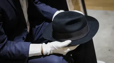 Topi Fedora milik penyanyi AS Michael Jackson, terbuat dari wol dan dilapisi sutra, dipajang sebelum dilelang di Paris, pada 12 September 2023. Topi tersebut adalah salah satu barang yang akan dilelang di rumah lelang Drouot Paris pada 26 September 2023. (Geoffroy VAN DER HASSELT / AFP)