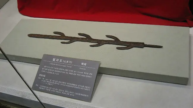 Pedang Bermata Tujuh. (Sumber Wikimedia Commons)