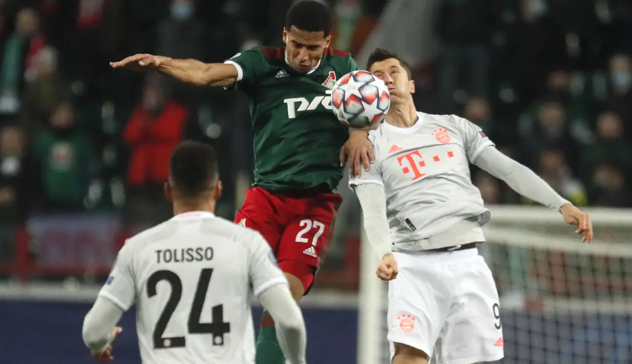 Penyerang Bayern Munchen, Robert Lewandowski berebut bola dengan pemain Lokomotiv Moscow, Murilo Cerqueira pada pertandingan grup A Liga Champions di Moskow, Rusia, Selasa (27/10/2020). Munchen menang tipis 2-1 atas Lokomotiv Moscow. (Maxim Shipenkov/Pool via AP)