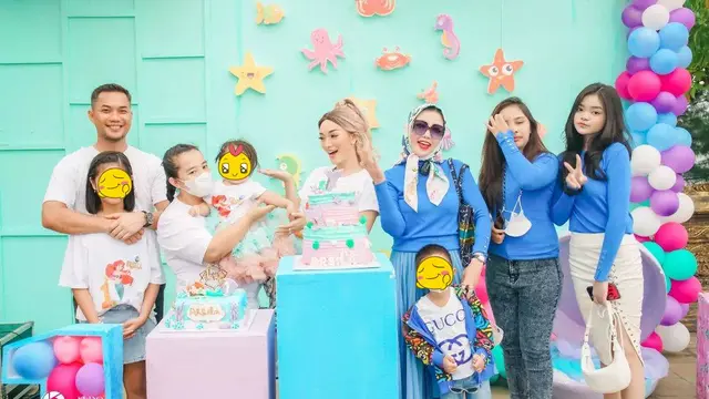 Penampilannya Dipuji, Ini 7 Gaya Zaskia Gotik Saat Rayakan Ulang Tahun Pertama Anaknya
