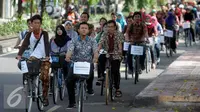 Pawai sepeda saat memperingati Hari Batik Nasional, Yogyakarta, Minggu (2/10). Tema kegiatan tersebut 'UGM Berbatik, Wujud Cinta Kami untuk Indonesia' (Liputan6.com/Boy Harjanto)