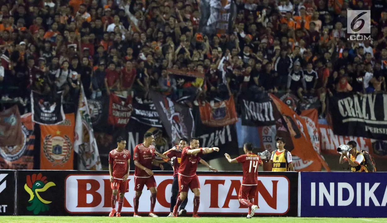 Pemain Persija merayakan gol yang dicetak Marko Simic (ketiga kiri) saat laga melawan PSMS di laga pertama semifinal Piala Presiden 2018 di Stadion Manahan, Solo, Jawa Tengah, Sabtu (10/2). Persija menang 4-1 atas PSMS. (Liputan6.com/Helmi Fithriansyah)