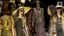 Model berjalan di catwalk Jakarta Fashion Week 2020 di Jakarta, Kamis (22/10/2019). Pekan mode terbesar se-Asia tenggara ini merupakan Gelaran tahunan ke-12 dan menampilkan lebih dari 270 label dan desainer baik dari dalam negeri dan luar negeri. (Liputan6.com/Johan Tallo)