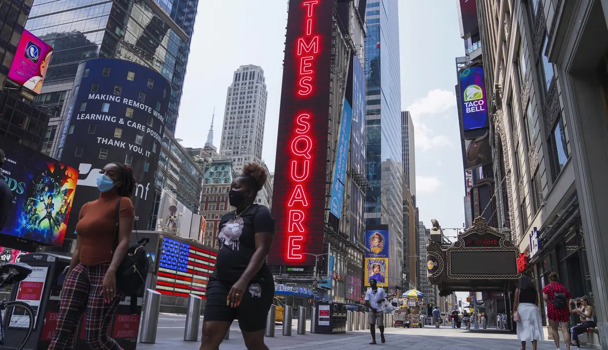 Orang-orang berjalan di Times Square, New York, Amerika Serikat, Minggu (9/8/2020). Menurut Center for Systems Science and Engineering (CSSE) di Universitas Johns Hopkins, jumlah kasus COVID-19 di Amerika Serikat melampaui angka 5 juta pada Minggu (9/8). (Xinhua/Wang Ying)