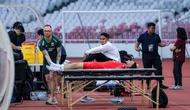 Bek Timnas Indonesia, Calvin Verdonk (baju merah), masih mendapat perawatan pada sesi latihan di Stadion Utama Gelora Bung Karno, Jakarta, Kamis (04/06/2026) sore WIB. (Bola.com/Bagaskara Lazuardi)