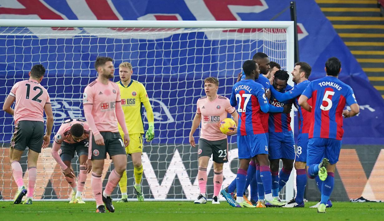 Para pemain Crystal Palace merayakan gol pertama yang dicetak gelandang Jeffrey Schlupp (tengah) ke gawang Sheffield United dalam laga lanjutan Liga Inggris 2020/21 pekan ke-17 di Selhurst Park, Sabtu (2/1/2021). Crystal Palace menang 2-0 atas Sheffield United. (AFP/John Walton/Pool)