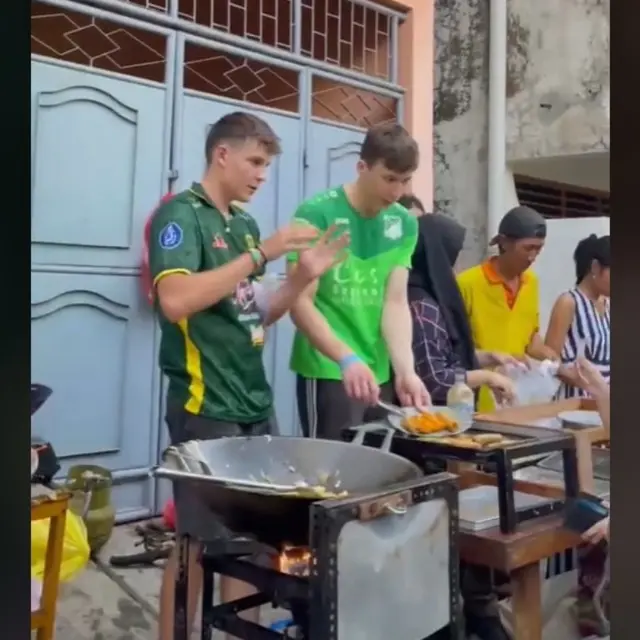 Viral 2 Pria WNA Jualan Takjil di Surabaya, Ramai Dikerubungi dan Diserbu Pembeli