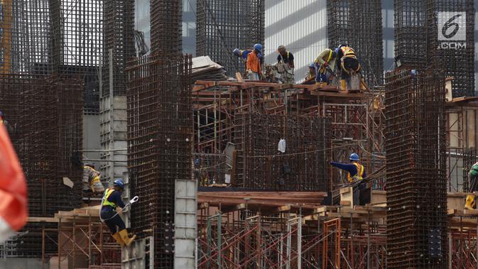 Pekerja tengah mengerjakan proyek pembangunan gedung bertingkat di Jakarta, Sabtu (15/12). Pemerintah menargetkan angka proyeksi pertumbuhan ekonomi tahun 2019 sebesar 5,3 persen. (Liputan6.com/Angga Yuniar)