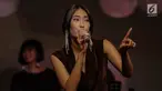 Aksi panggung Alika saat mini showcase dan peluncuran album di Jakarta, Selasa (20/3). Album tersebut bertemakan 'Perfect Moment' yang berisikan single terbaiknya diantaranya Luka, dan Perfect Moment. (Liputan6.com/Faizal Fanani)