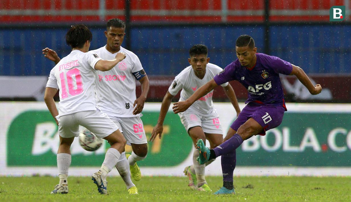 Pemain Persik Kediri, Renan Da Silva (kanan), melewati hadangan Persikabo 1973, Ryosuke Nagasawa (kiri), Manahati Lestusen, dan Syahrul Mustofa, dalam lanjutan pertandingan babak penyisihan Grup D Piala Presiden 2022 di Stadion Kanjuruhan, Malang, Jawa Timur, Minggu (12/6/2022). (Bola.com/Arief Bagus)