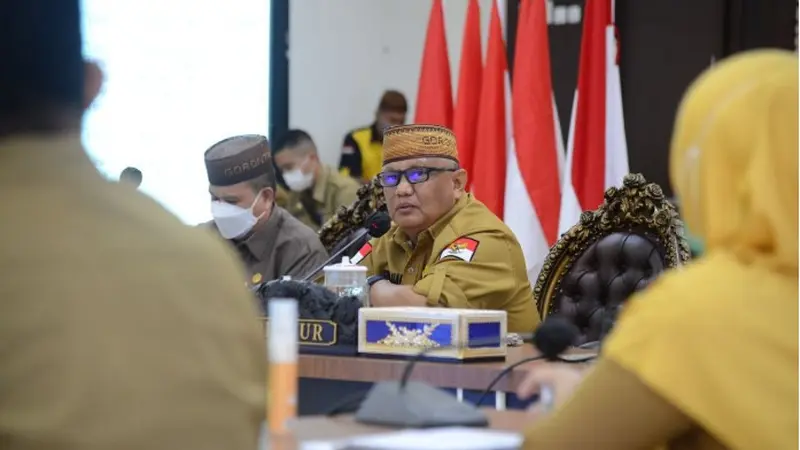 Gubernur Gorontalo Rusli Habibie didampingi Wakil Gubernur Idris Rahim saat memimpin rapat koordinasi dan evaluasi pimpinan OPD/Foto: Kominfo (Arfandi Ibrahim/Liputan6.com)