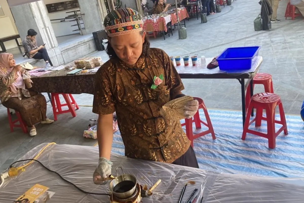 Saian Nur Fajri memperlihatkan kepiawaian membatiknya dalam acara Festival Batik di Taipei baru-baru ini. (Dok: Dokumentasi CNA).