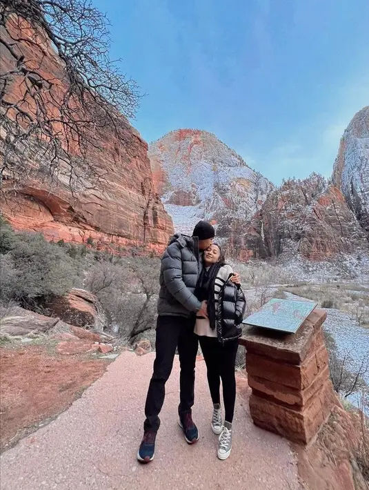 Mengunjungi Zion National Park, Nikita Willy dan sang suami kembali tampil kompak dalam balutan jaket puff hitam. (Instagram/nikitawillyofficial94).