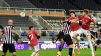 Harry Maguire ketika mencetak gol ke gawang Newcastle United. Manchester United menang dengan skor 4-1, Minggu (18/10/2020) dini hari WIB. (AFP)