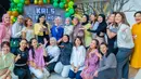 Titi terlihat anggun dalam top dan long pants serba hitam yang dipadukan dengan cropped outer kuning, menciptakan keseimbangan sempurna antara elegan dan playful.  [@titi_kamall].