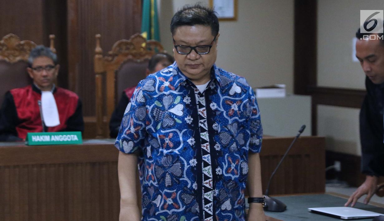 Terdakwa kasus suap hakim ad hoc PN Tipikor Medan, Hadi Setiawansaat menjalani sidang pembacaan putusan di Pengadilan Tipikor, Jakarta, Kamis (4/4). Hadi Setiawan divonis 4 tahun penjara dan denda Rp 200 juta subsider 3 bulan kurungan. (Liputan6.com/Helmi Fithriansyah)