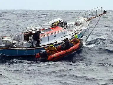 Kapal patroli ikan Prancis, FPV Osiris menemukan dan menyelamatkan pelaut India, Abhilash Tomy di Samudera Hindia, Selasa (25/9). Peserta lomba layar keliling dunia Golden Globe itu mengalami cedera punggung. (HO/AUSTRALIAN MARITIME SAFETY AUTHORITY/AFP)