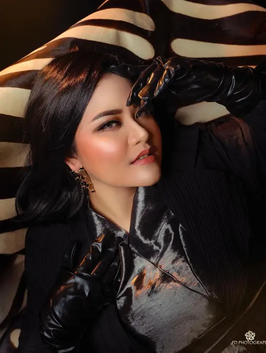 Bak bintang Hollywood, Kahiyang Ayu terlihat flawless dengan outfit satin serba hitam [@ayangkahiyang]