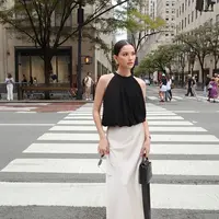 Gaya ini mengedepankan kesederhanaan namun tetap terlihat elegan dan stylish. [@alyssadaguise]