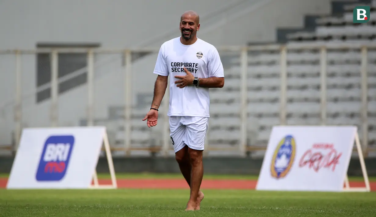 <p>Legenda sepak bola Argentina, Juan Sebastian Veron bermain tanpa alas kaki pada acara puncak BRImo Future Garuda yang bertajuk FOURFEO Mini Tournament di Stadion Madya, Jakarta, Kamis (01/06/2023). (Bola.com/Bagaskara Lazuardi)</p>
