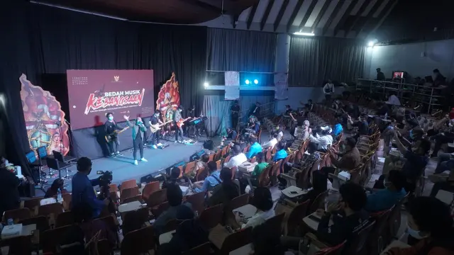 Takaeda, Lobow, dan Rio Ricardo tampil di acara musik tak biasa. Ketiga penyanyi tersebut naik panggung dengan memperkenalkan nilai-nilai Pancasila (ist)
