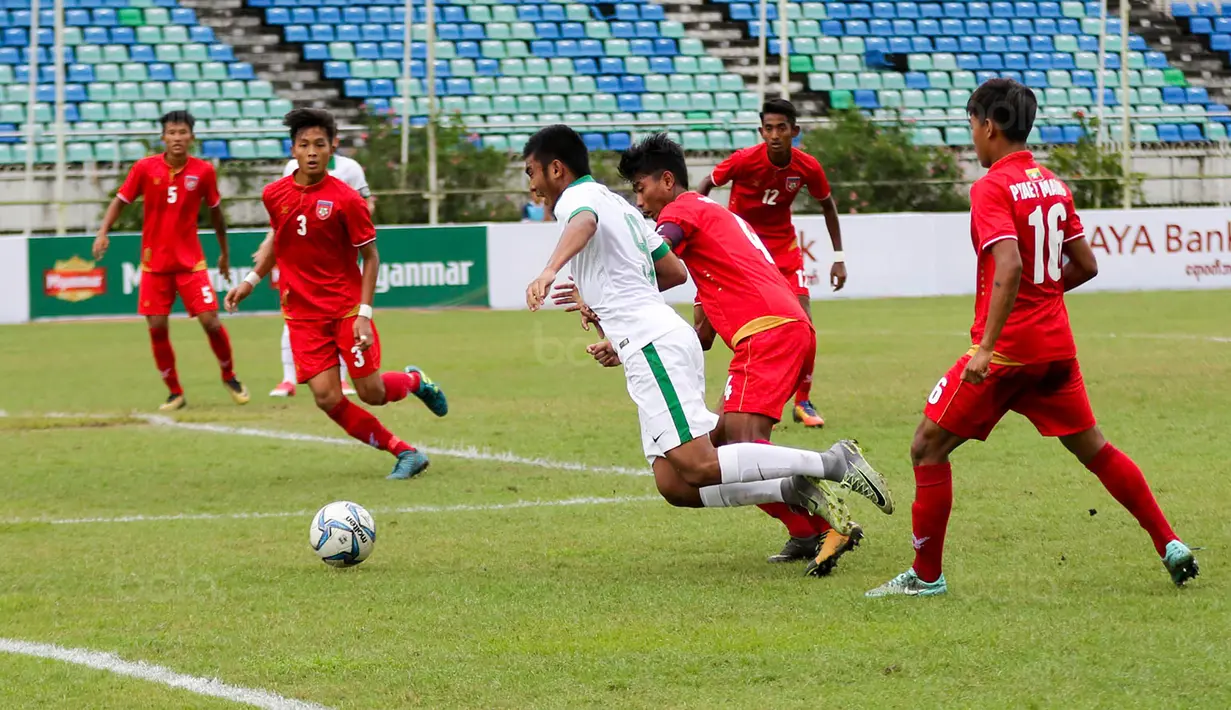 Pemain Timnas Indonesia U-19, Rafli Mursalim, saat pertandingan melawan Myanmar pada laga Piala AFF U-18 di Stadion Thuwunna, Minggu, (17/9/2017). Indonesia menang 7-1 atas Myanmar. (Liputan6.com/Yoppy Renato)