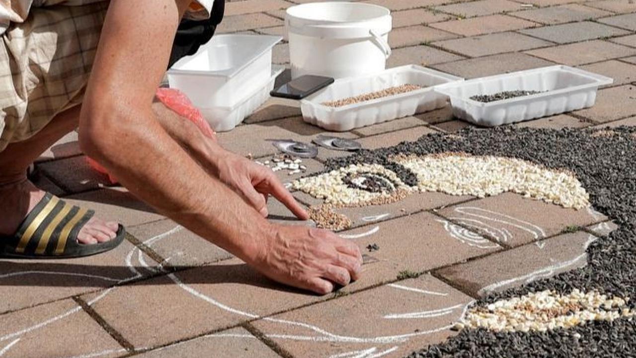 Proses penciptaan karya ini dimulai dengan Pozhegu membuat sketsa rinci wajah Michael Jackson. Foto: REUTERS / Valdrin Xhemaj<br>