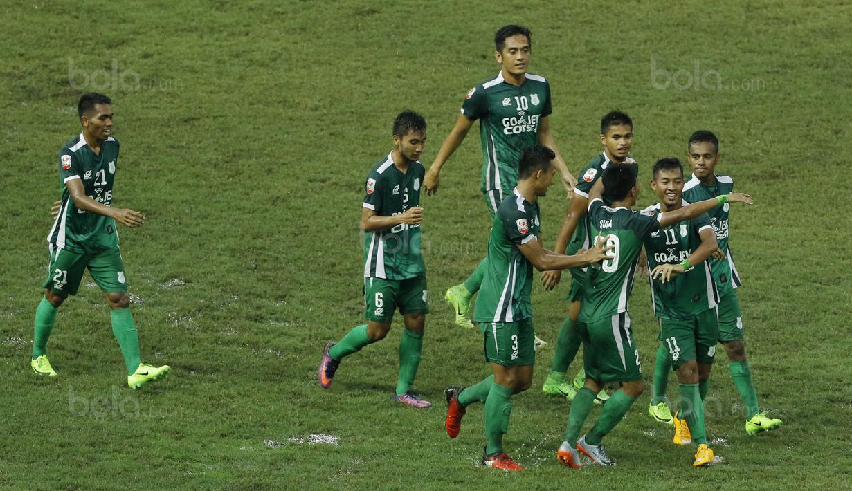 Para pemain PSMS Medan merayakan gol yang dicetak oleh Choiril Hidayat ke gawang Martapura FC pada laga Liga 2 di Stadion Patriot, Bekasi, Senin (13/11/2017). PSMS Medan menang 2-1 atas Martapura FC. (Bola.com/ M Iqbal Ichsan)