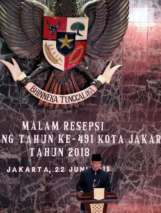 Gubernur DKI Jakarta Anies Baswedan memberi sambutan dalam Malam Resepsi HUT ke-491 Kota Jakarta di Balai Kota Jakarta, Jumat (22/6). Acara tersebut dihadiri oleh para duta besar negara dan sejumlah tokoh. (Liputan6.com/JohanTallo)