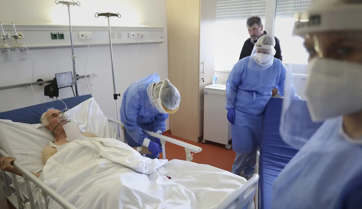 Petugas medis merawat pasien di bagian COVID-19 rumah sakit University Clinical Center di Banja Luka, 4 November 2021. Para dokter di Bosnia bersiap menghadapi ancaman gelombang baru corona di negara yang menjadi salah satu paling terpukul di Eropa pada periode pandemi sebelumnya itu. (AP Photo)