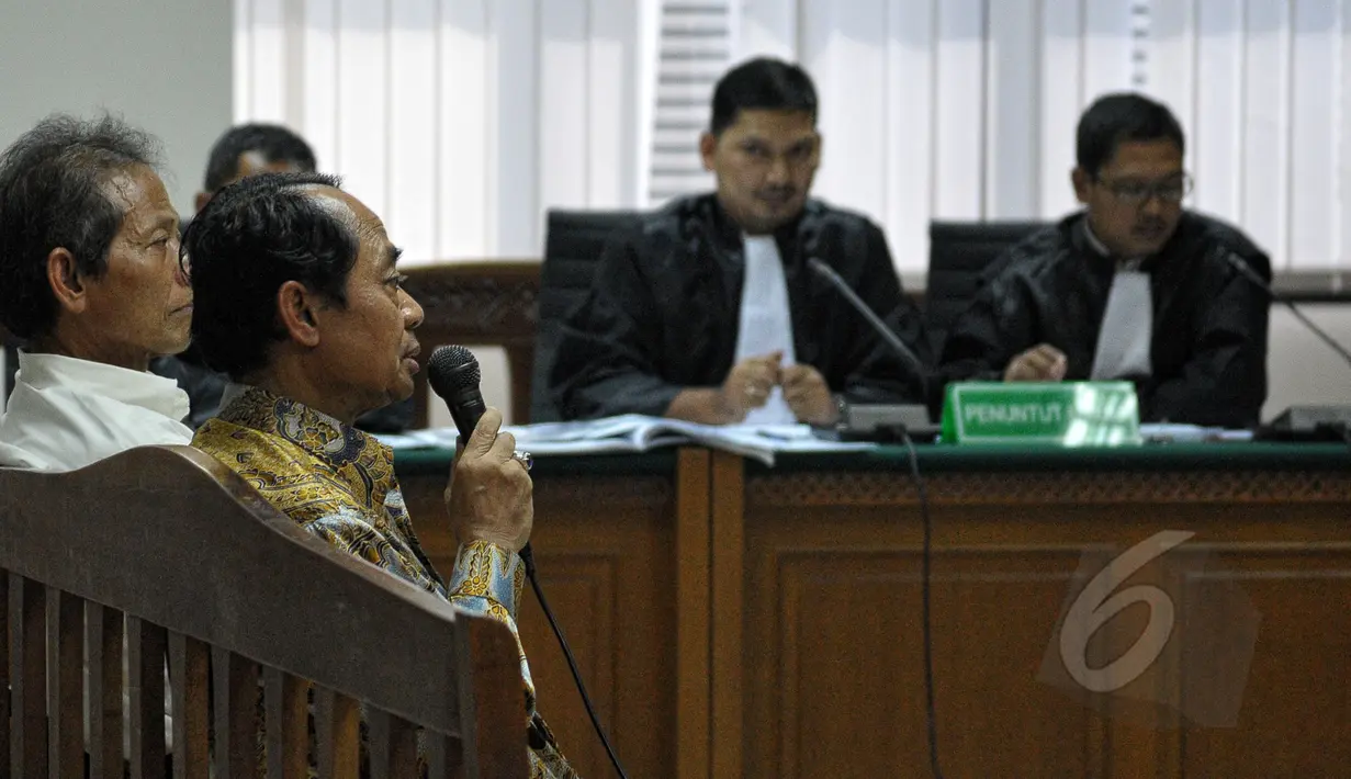 Dua orang saksi memberikan keterangan kepada Hakim Ketua Artha Theresia saat sidang lanjutan kasus dugaan penerimaan hadiah penetapan APBN-P Kementerian ESDM di Pengadilan Tipikor, Jakarta, Senin (11/5/2015). (Liputan6.com/Yoppy Renato)
