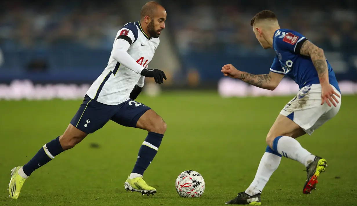 Gelandang Tottenham Hotspur, Lucas Moura (kiri) berusaha melewati bek Everton, Lucas Digne selama pertandingan babak 16 besar Piala FA di Goodison Park, Inggris, Kamis (11/2/2021). Kemenangan ini membuat Everton meraih tiket Perempat Final Piala FA. (AFP/Pool/Clive Brunskill)
