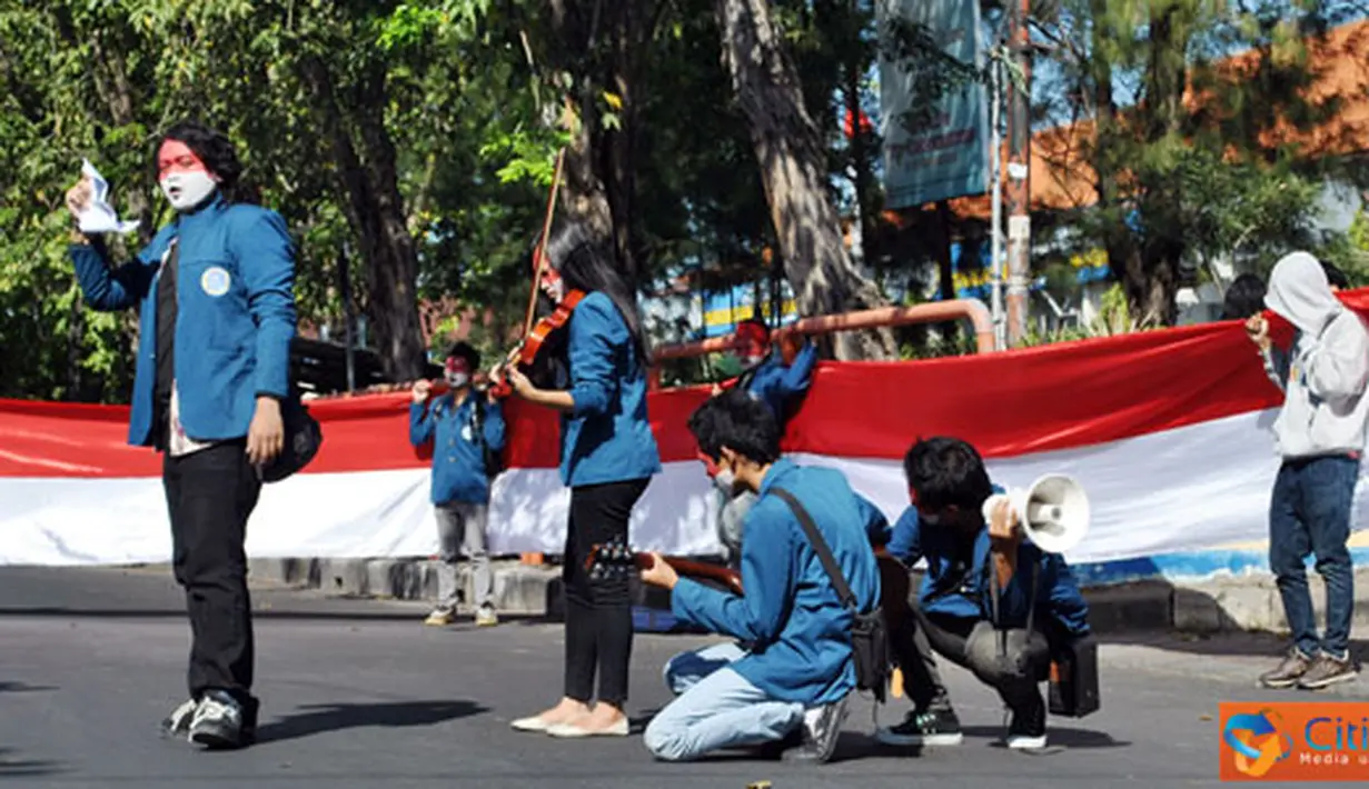 Citizen6, Surabaya: Aksi yang di pimpin koordinator aksi Dani Samuel ini mengambil Angka 54 yang merupakan simbol nasionalisasi Unair tahun 1954. (Pengirim: Nias Stovit)
