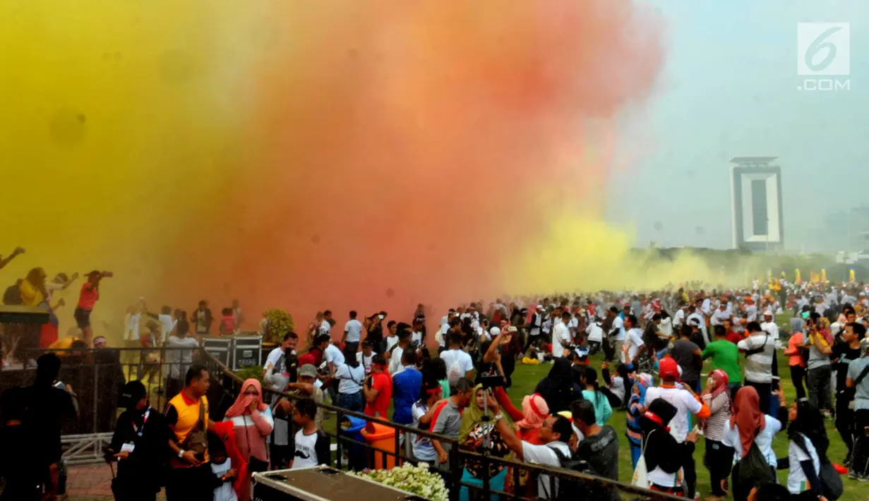Kemeriahan colour run dalam Festival Damai Millenial Road Safety di Monas, Jakarta, Minggu (23/6/2019). Serbuk warna-warni yang ditembakkan oleh meriam menambah kemeriahan Festival Damai. (merdeka.com/Iqbal Nugroho)
