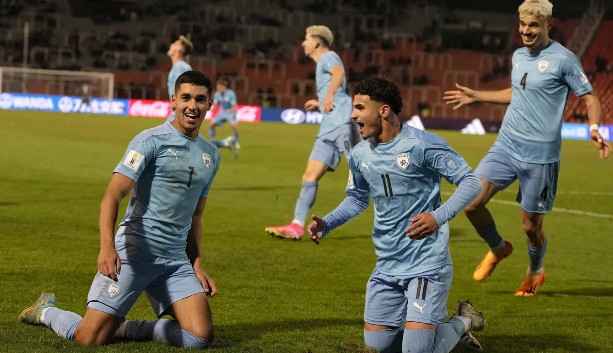 Selebrasi striker Timnas Israel U-20, Anan Khalaili (kiri) setelah mencetak gol kemenangan ke gawang Uzbekistan pada laga babak 16 besar Piala Dunia U-20 2023 di Malvinas Argentinas Stadium, Mendoza, Argentina, Rabu (31/5/2023) dini hari WIB. (AP Photo/Ricardo Mazalan)