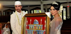 Reza Pahlevi membeli sepasang merpati sebagai lambang cintanya yang suci pada sang istri, namun ia kaget jelang akad nikah burung yang ia beli bertelur.