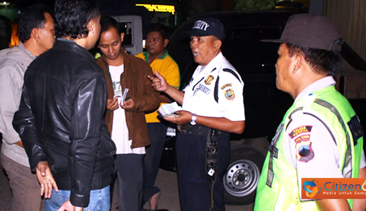 Citizen6, Kendal: Operasi ini juga dibantu oleh Satpam pasar Weleri dan juga patroli polisi. (Pengirim: Aryo Widiyanto)