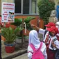 Seniman Aku Badut Indonesia (ABI) mengkampanyekan memakai masker di SDN 03 Citayam, Kabupaten Bogor, Jawa Barat, Senin (6/9/2021). Aksi tersebut tentang protokol kesehatan serta membagikan masker kepada anak-anak sekolah yang menggelar Pembelajaran Tatap Muka (PTM). (Liputan6.com/Herman Zakharia)