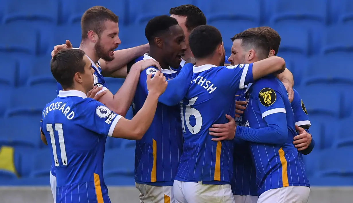 Pemain Brighton merayakan gol yang dicetak Pascal Gross ke gawang Liverpool pada laga lanjutan Liga Inggris di Stadion American Express, Sabtu (28/11/2020) malam WIB. Liverpool bermain imbang 1-1 menghadapi Brighton. (AFP/Neil Hall/pool)